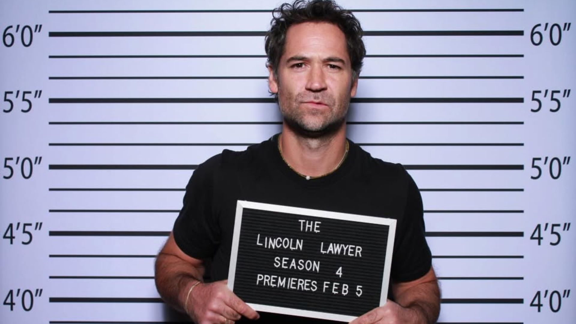 Quién es Manuel García-Rulfo, el atractivo 'abogado del Lincoln': el actor mexicano que triunfa en Netflix y al que relacionan con Shakira