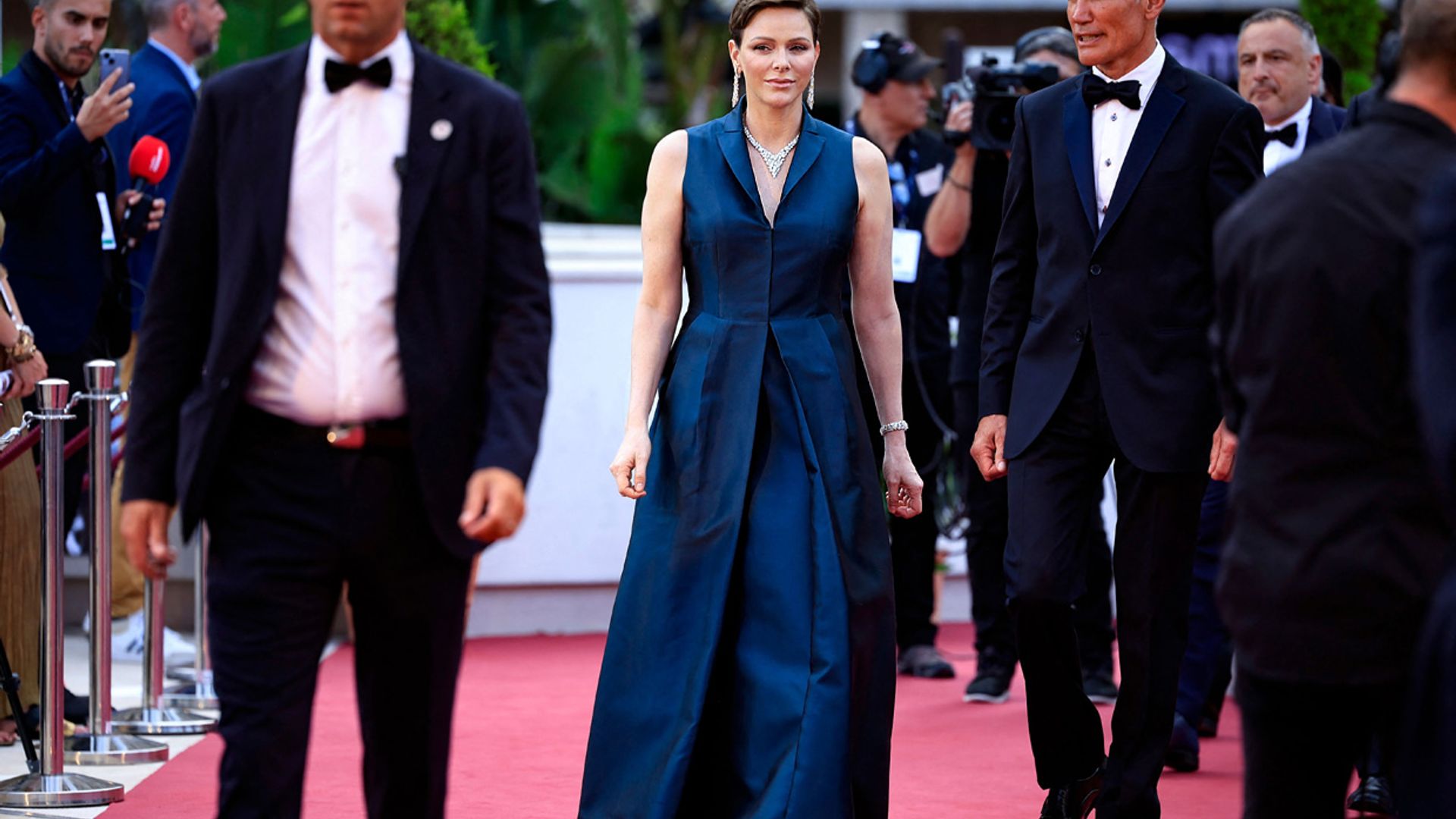 Charlene se cubre de grandes joyas para estrenar su vestido más sobrio sobre la alfombra roja