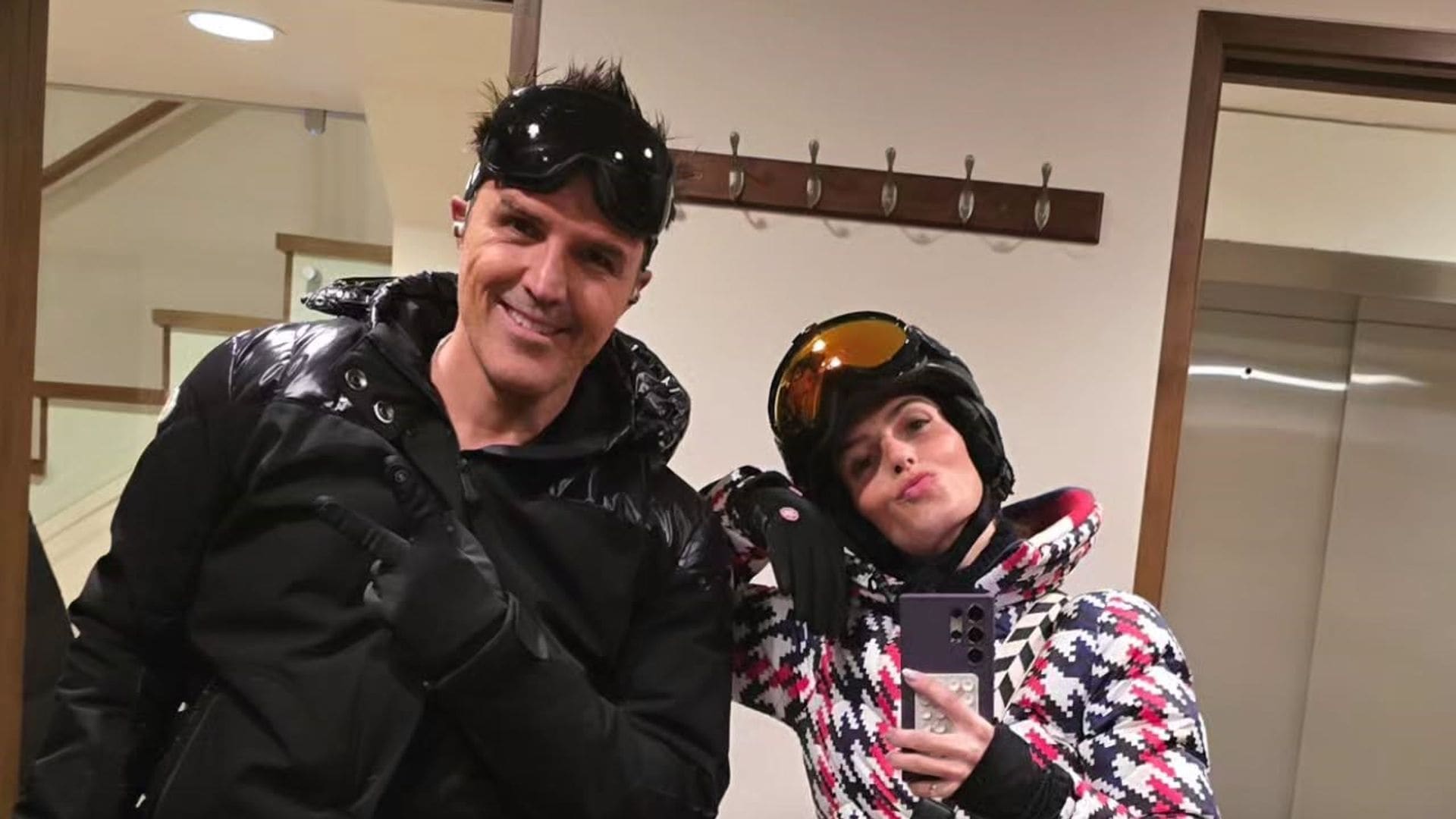 Claudia Álvarez y Billy Rovzar llevan por primera vez a sus hijos a la nieve