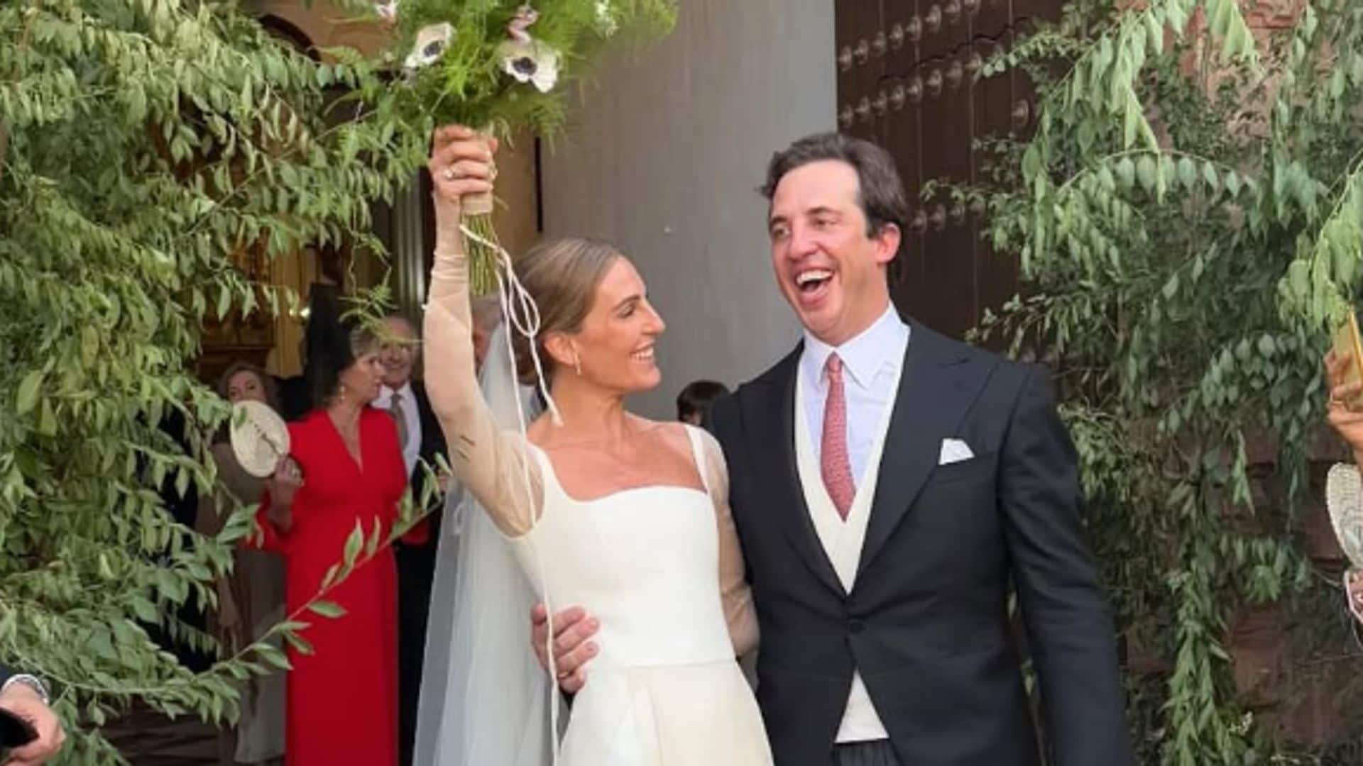 Victoria Ortiz se casa en Córdoba con un vestido de novia con corsé, mangas de tul y sobrefalda en tono vainilla