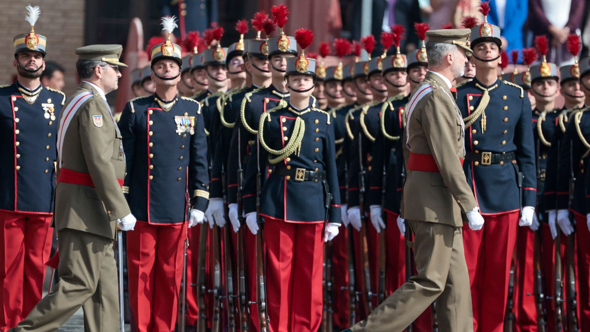 La princesa Leonor luce el uniforme de gala que llevó en su jura de bandera y que estrenó su padre hace 40 años