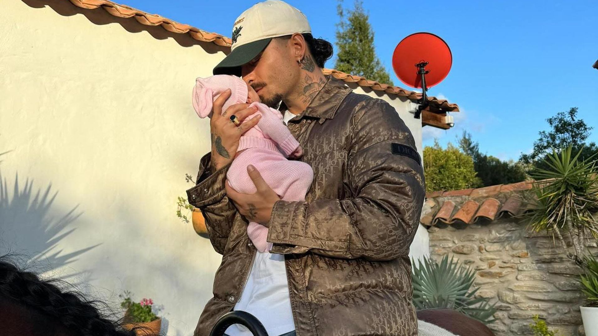 Maluma y su tierno recorrido con su pequeña Paris por su rancho: ‘Estoy viviendo mi sueño más grande’