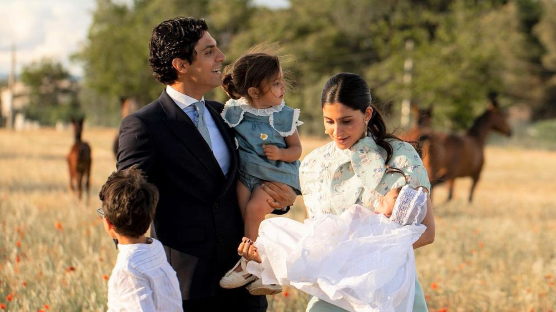 María García de Jaime y Tomás Páramo comparten las espectaculares imágenes del bautizo de su hijo