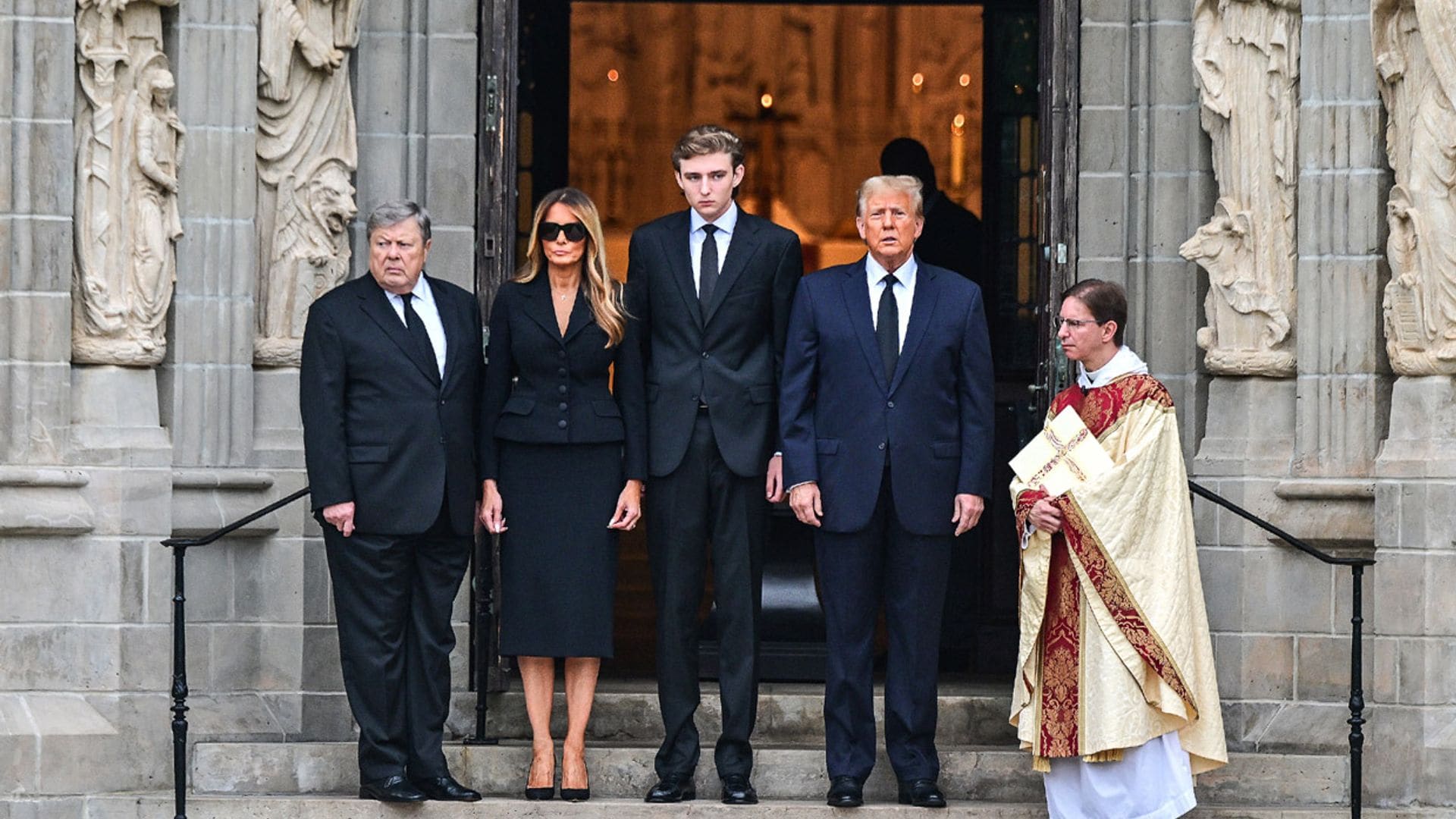 Melania Trump, arropada por su marido Donald y su hijo Barron en el funeral de su madre
