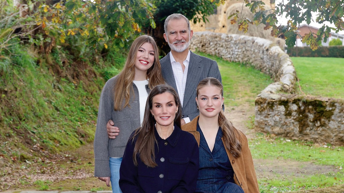 Los Reyes y sus hijas felicitan la Navidad con una foto familiar inédita desde Asturias
