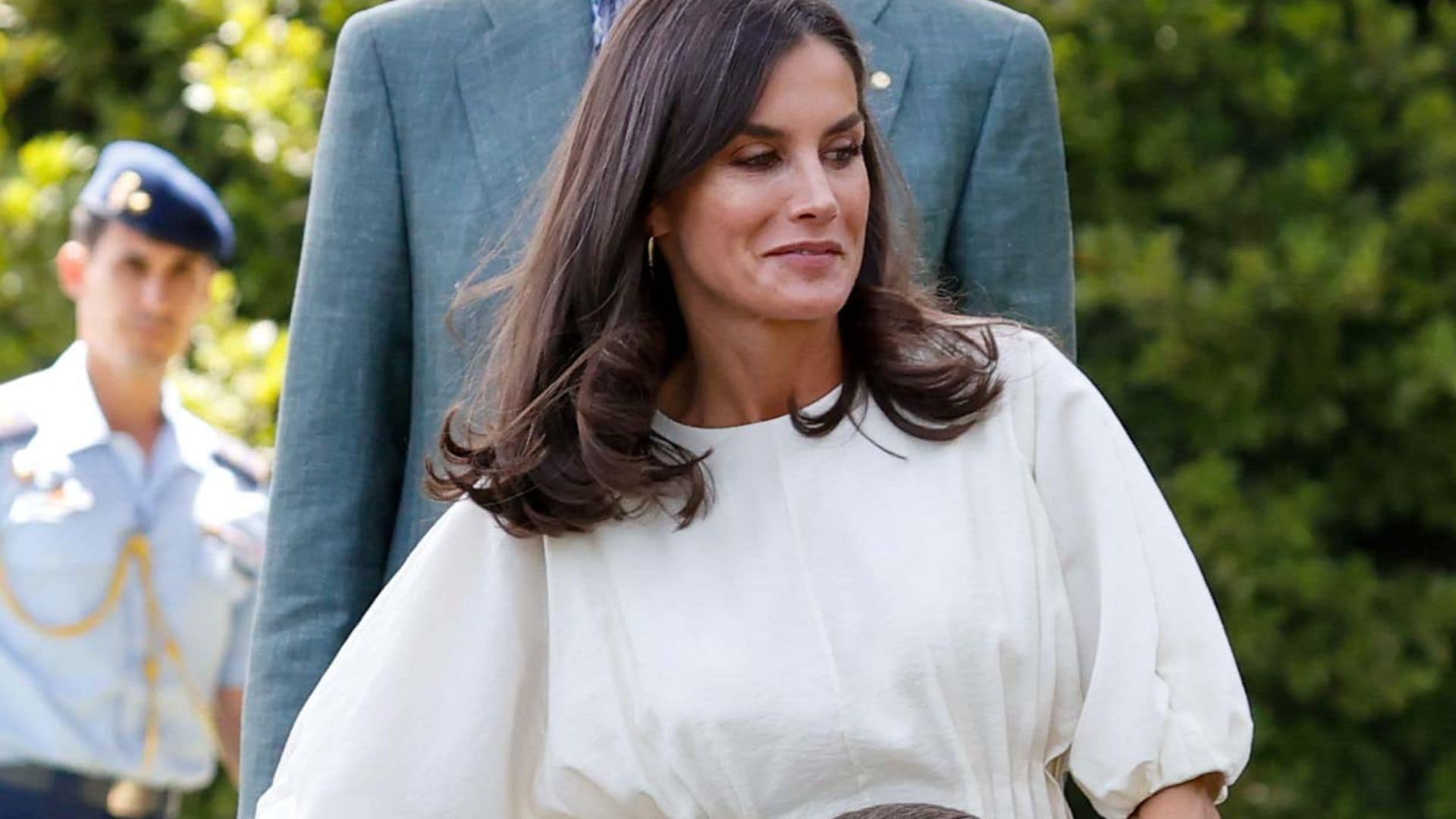 El look más veraniego de la Reina con nuevo vestido blanco en Barcelona