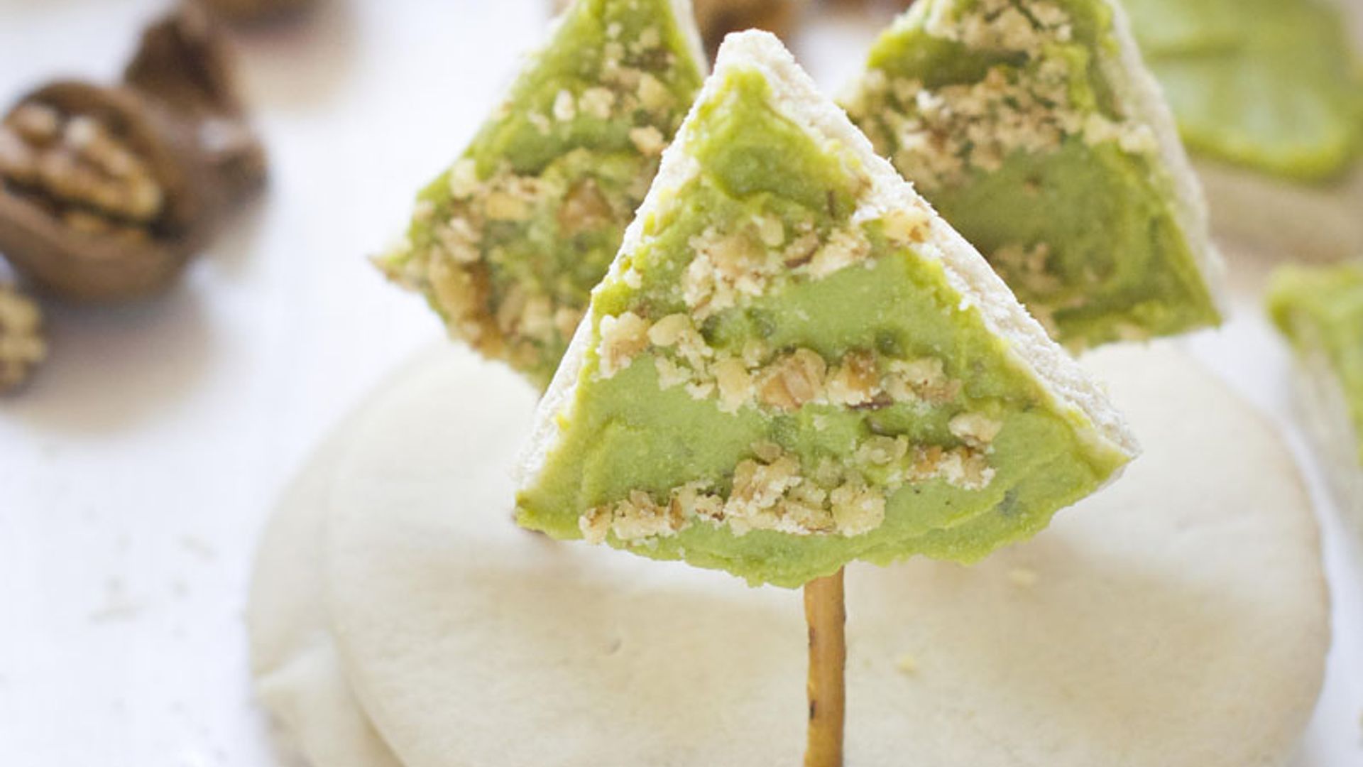 Abetos de Navidad con guacamole y nueces