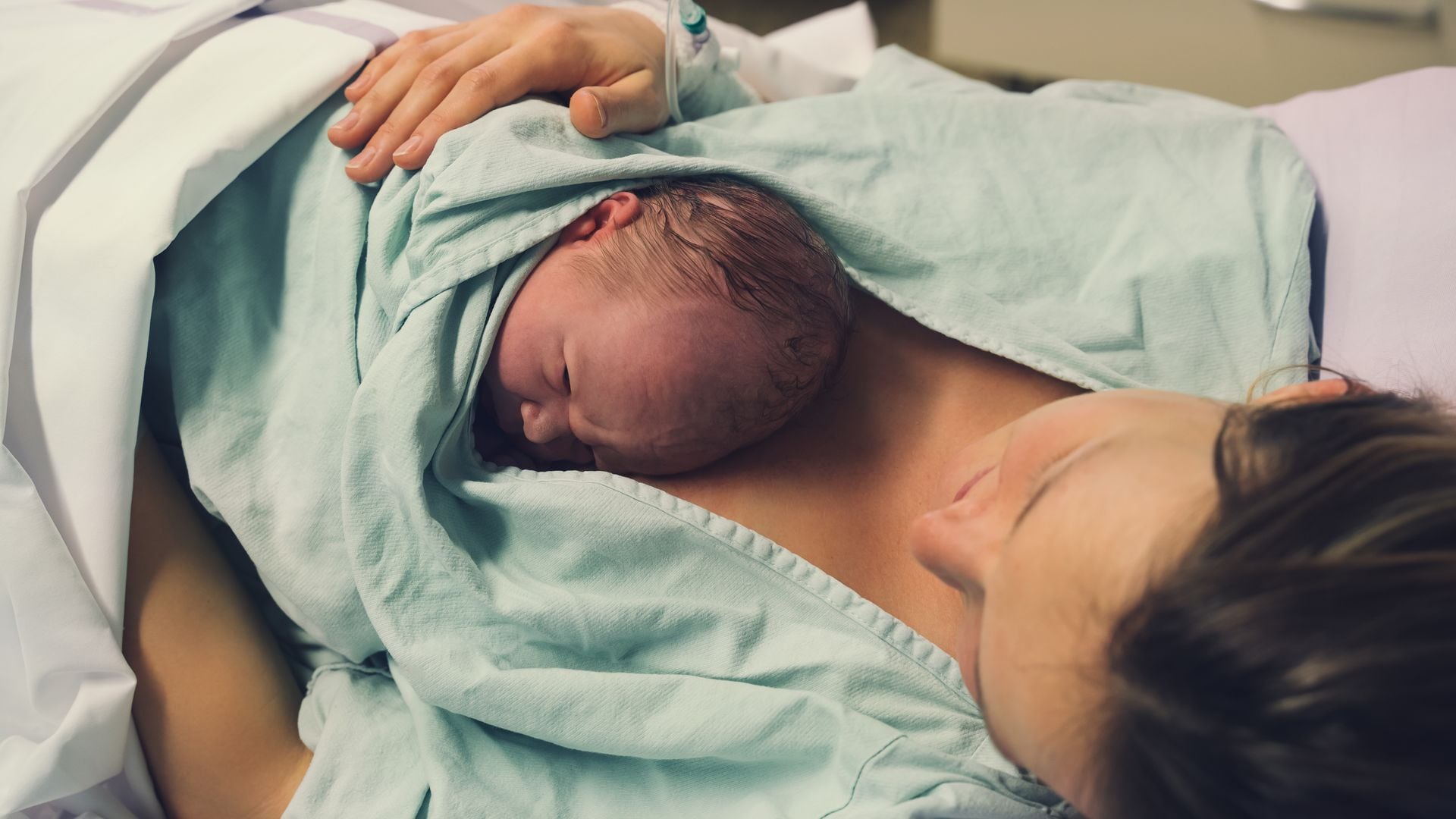 Madre con su hijo piel con piel tras dar a luz 