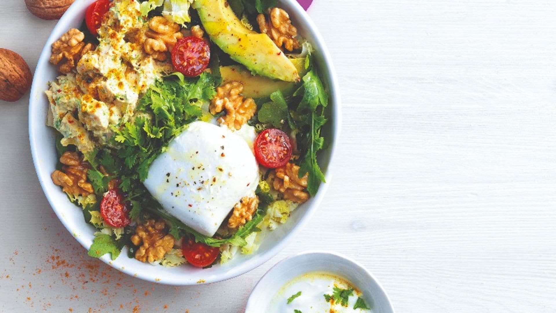 Ensalada de burrata con pollo al curry de nueces