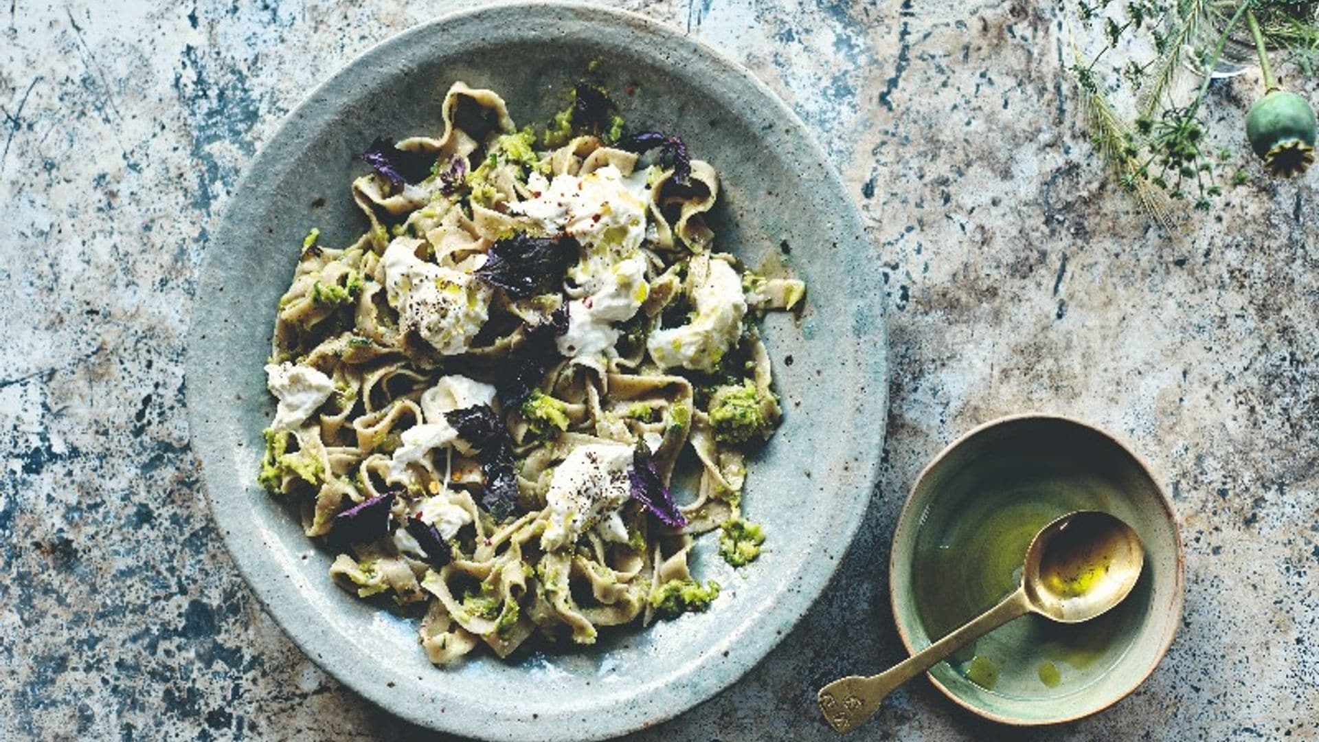 'Linguini' de linaza con pesto de espárragos, burrata y aceite de albahaca