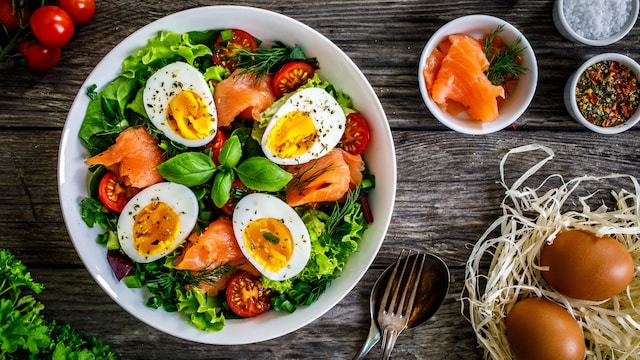 Ensalada de salmón ahumado y huevo