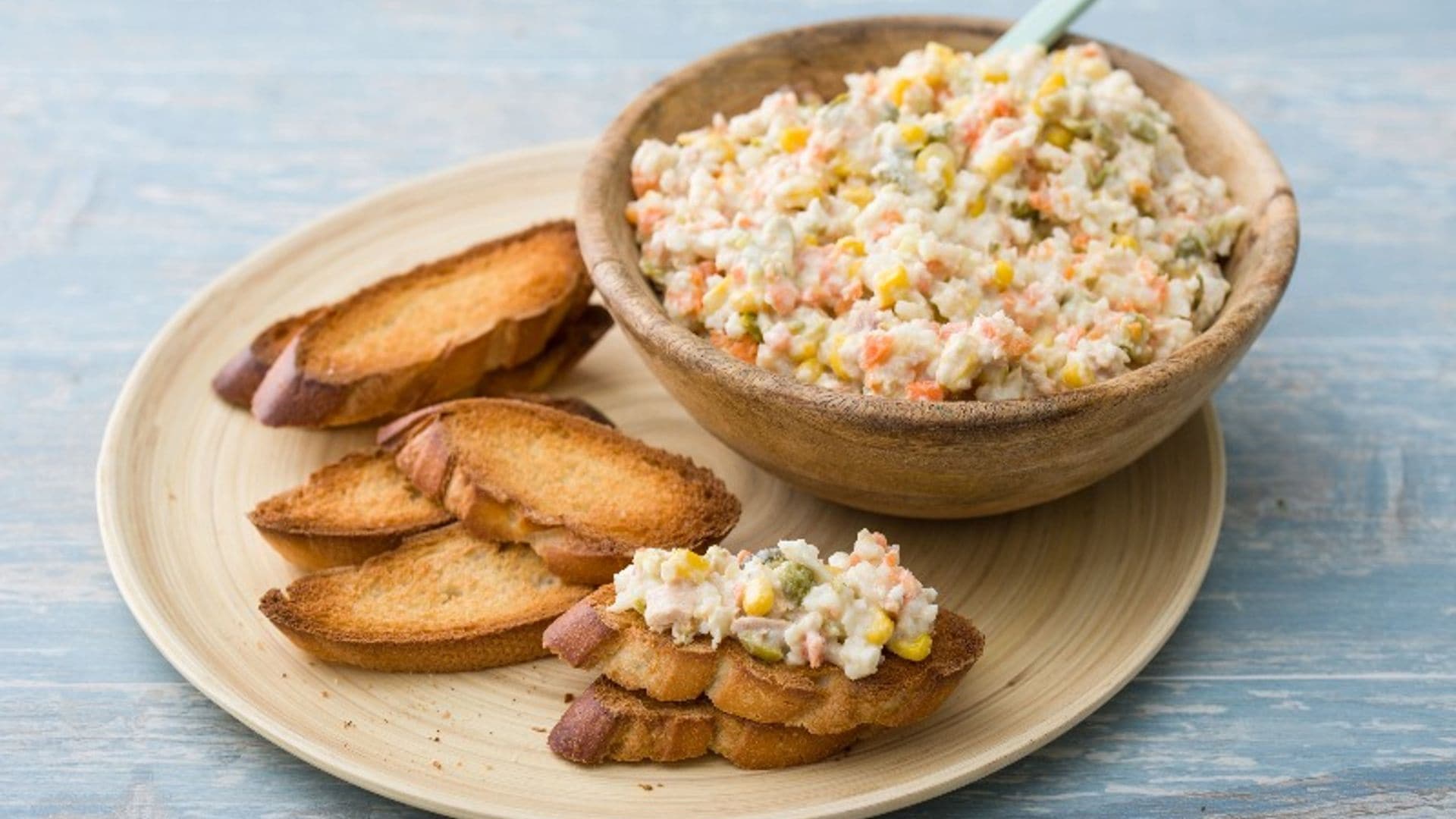 Tostas con ensaladilla de maiz