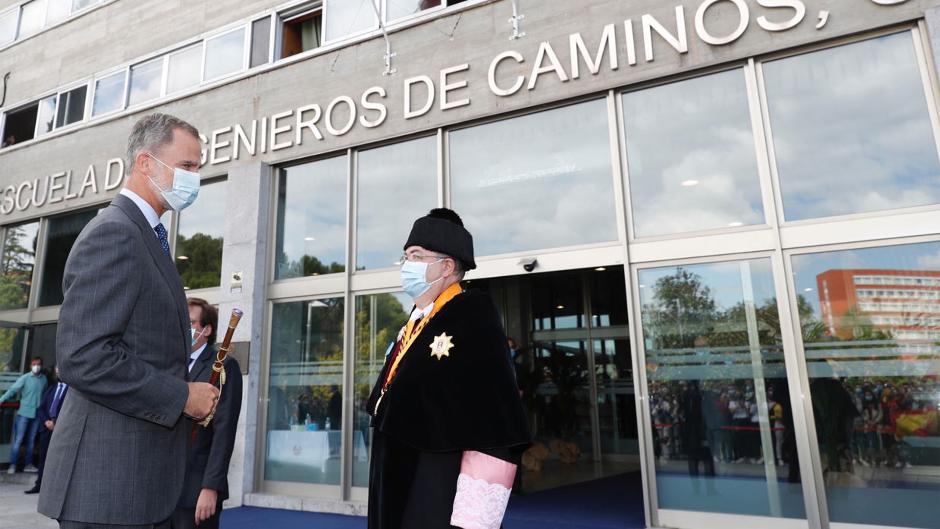 El Rey, entre universitarios mientras Leonor sigue en cuarentena