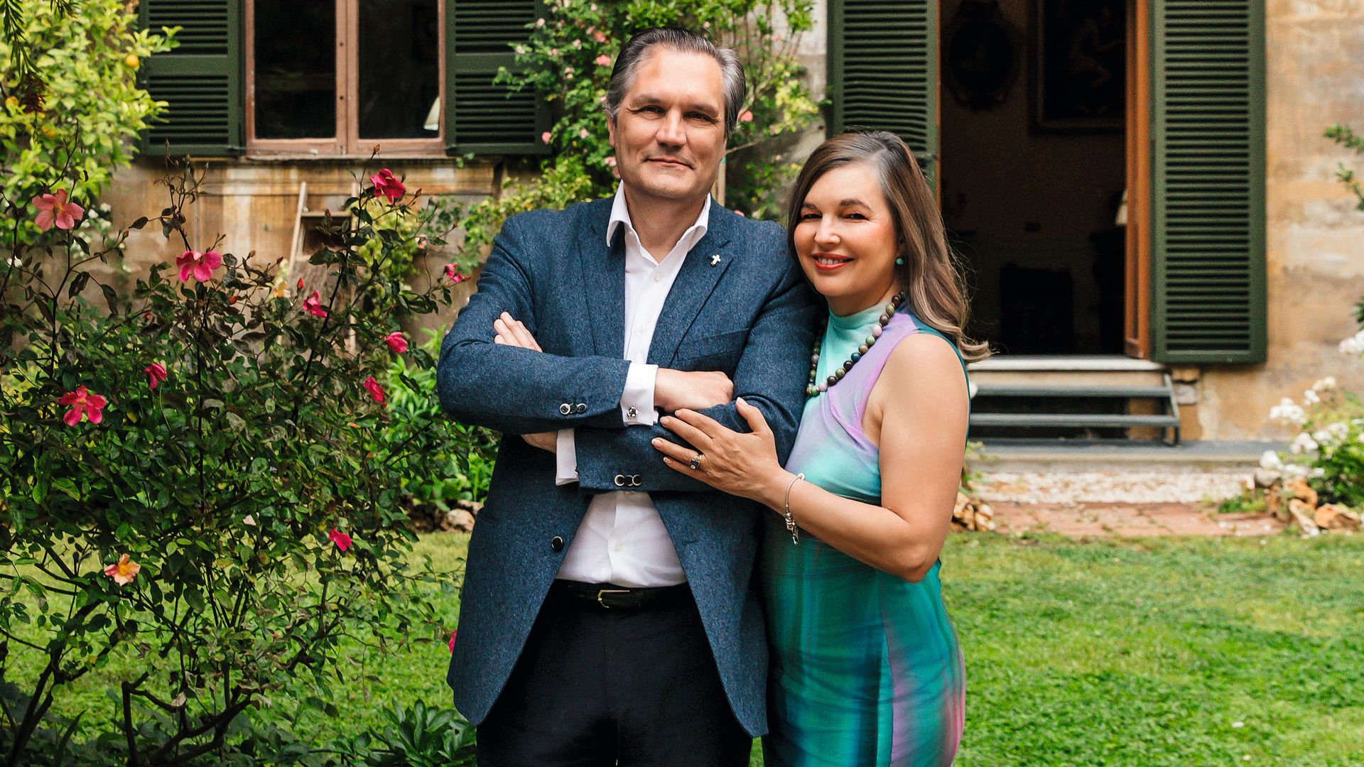La princesa posa junto a su marido, Massimiliano Floridi; el matrimonio, padres de cuatro hijas, ha fijado su hogar en el ala más reservada del palacio, que se abre a un magnífico jardín privado