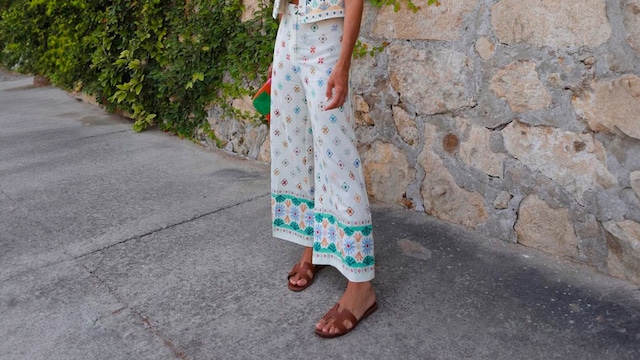 Rocío Osorno con conjunto estampado y sandalias tipo pala