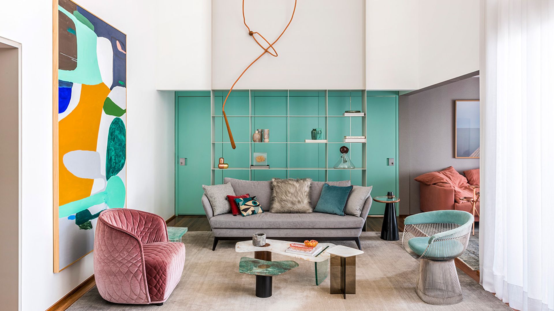 Un piso moderno con un interiorismo totalmente a medida y con mucho color