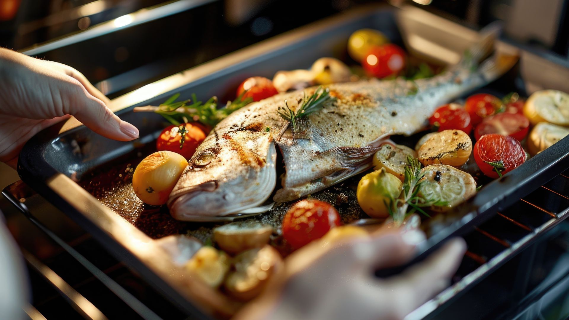 Pescado al horno con tomates y patatas