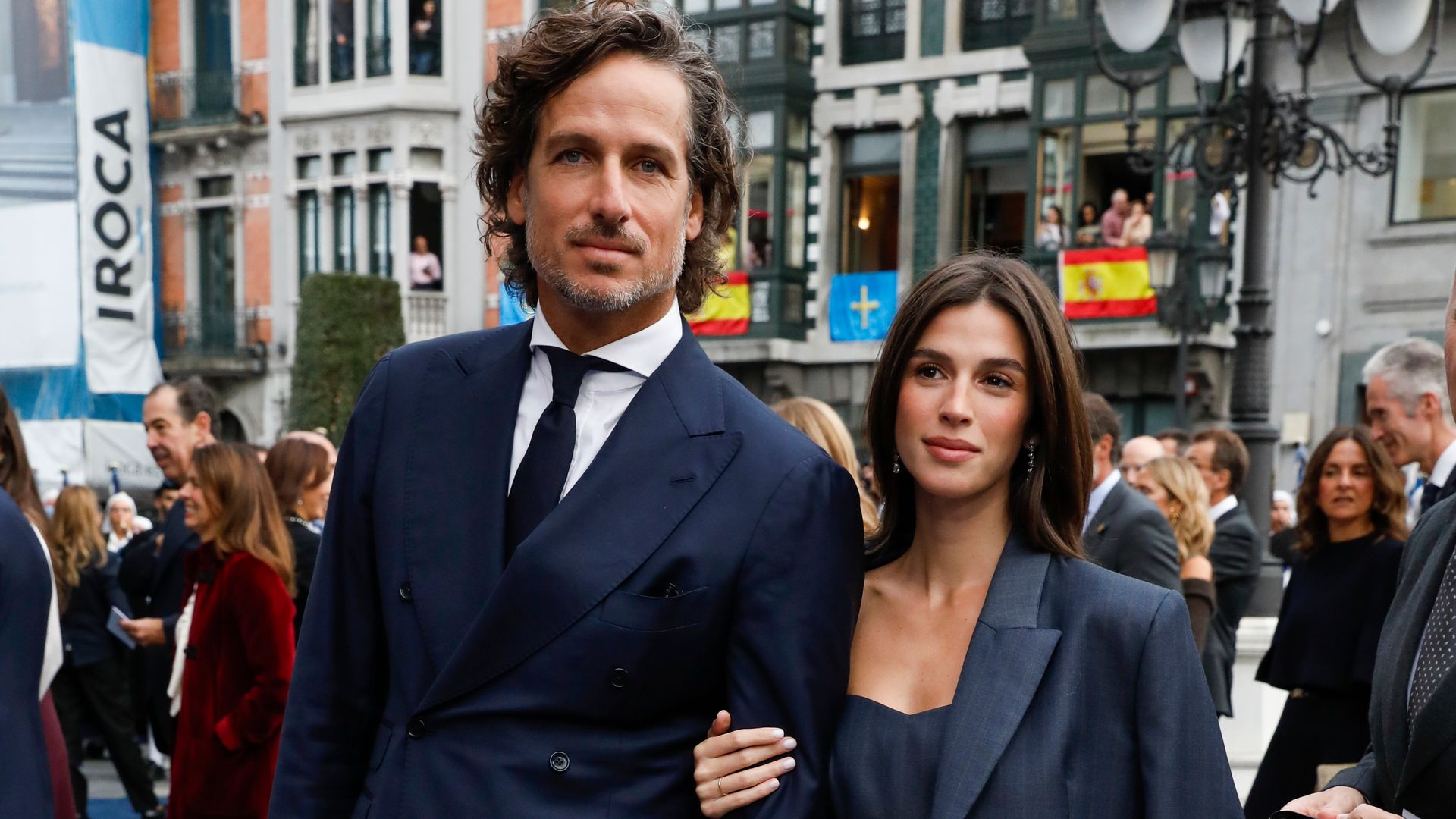 Sandra Gago 'le roba' la americana a Feliciano López y logra un look de invitada perfecta en Oviedo