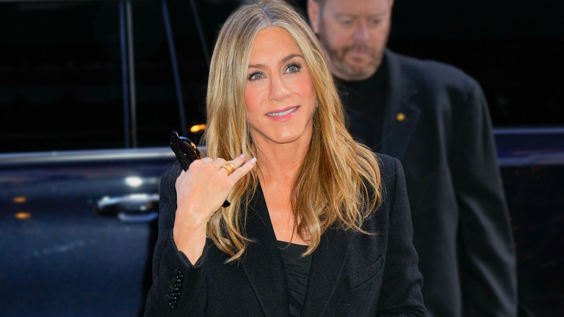 Jennifer Aniston y el vestido drapeado que podría estar inspirado en el armario de Carrie Bradshaw