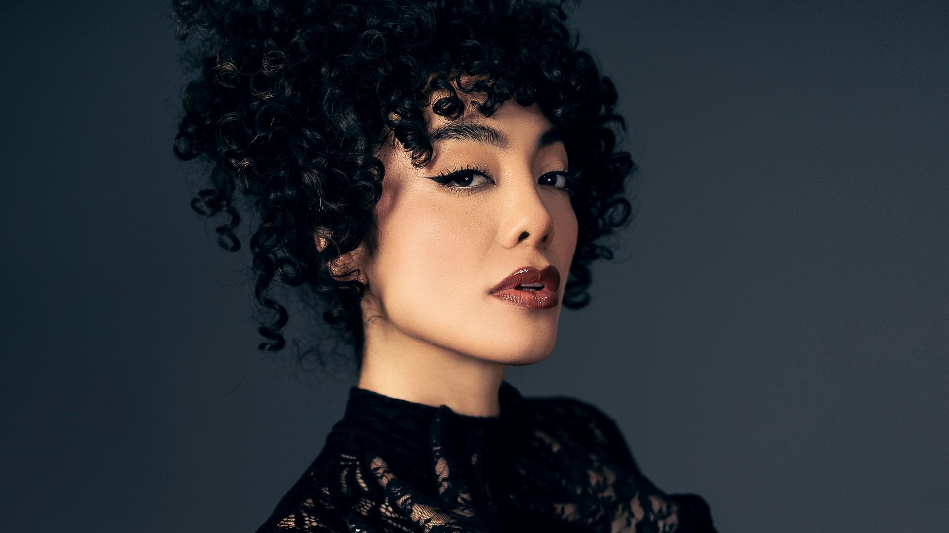 Elyfer Torres nos habla de su nueva serie con Vadhir Derbez y reflexiona: ‘Siente lo que tengas que sentir’