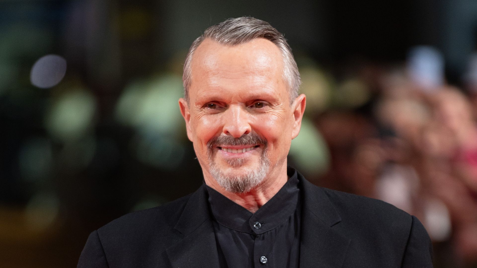 Miguel Bosé reaparece en Bogotá con un sorprendente cambio de imagen: "¡Guapo!"