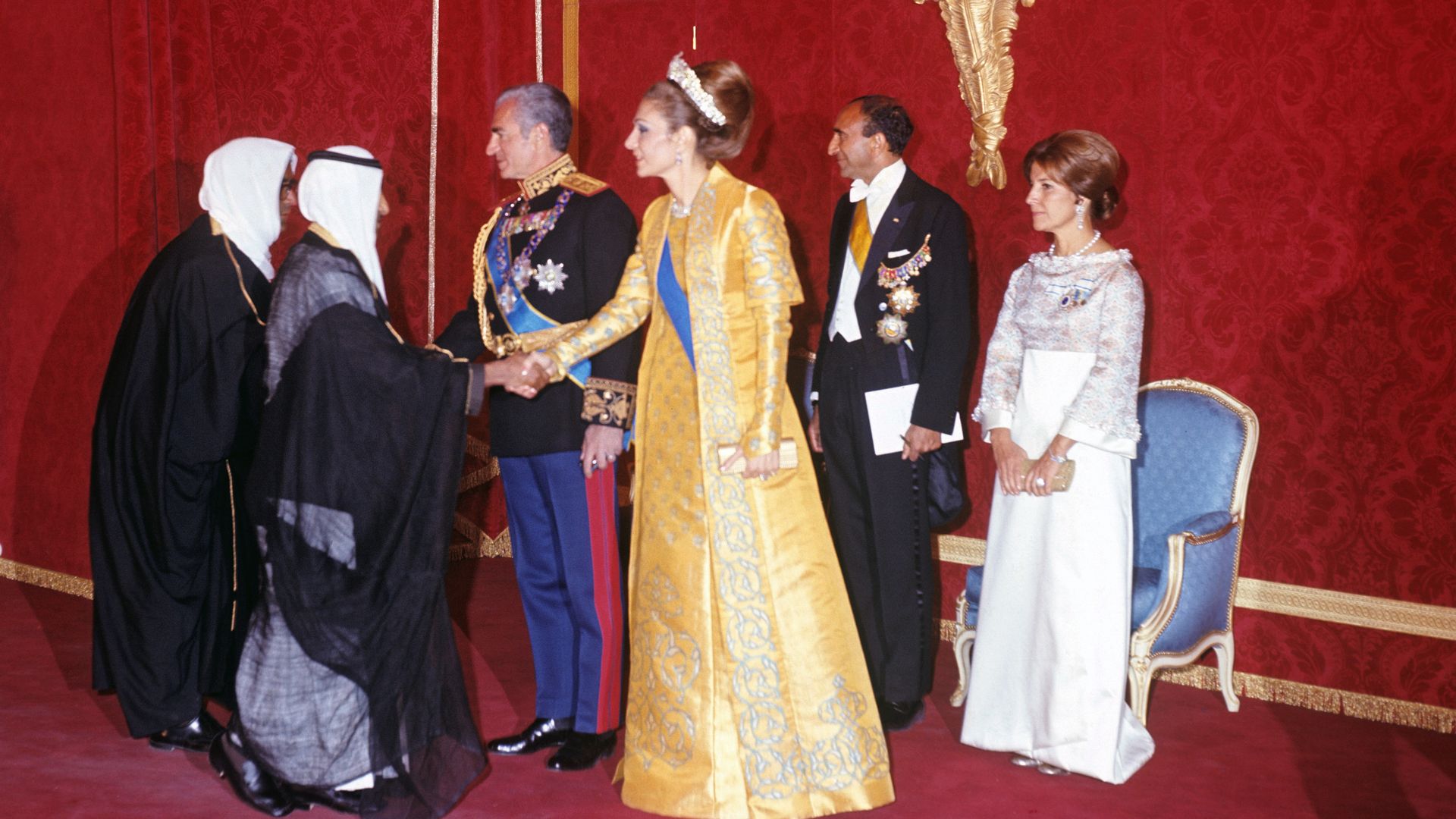 El sah de Persia y Farah Diba saludan en 1971 a sus invitados árabes