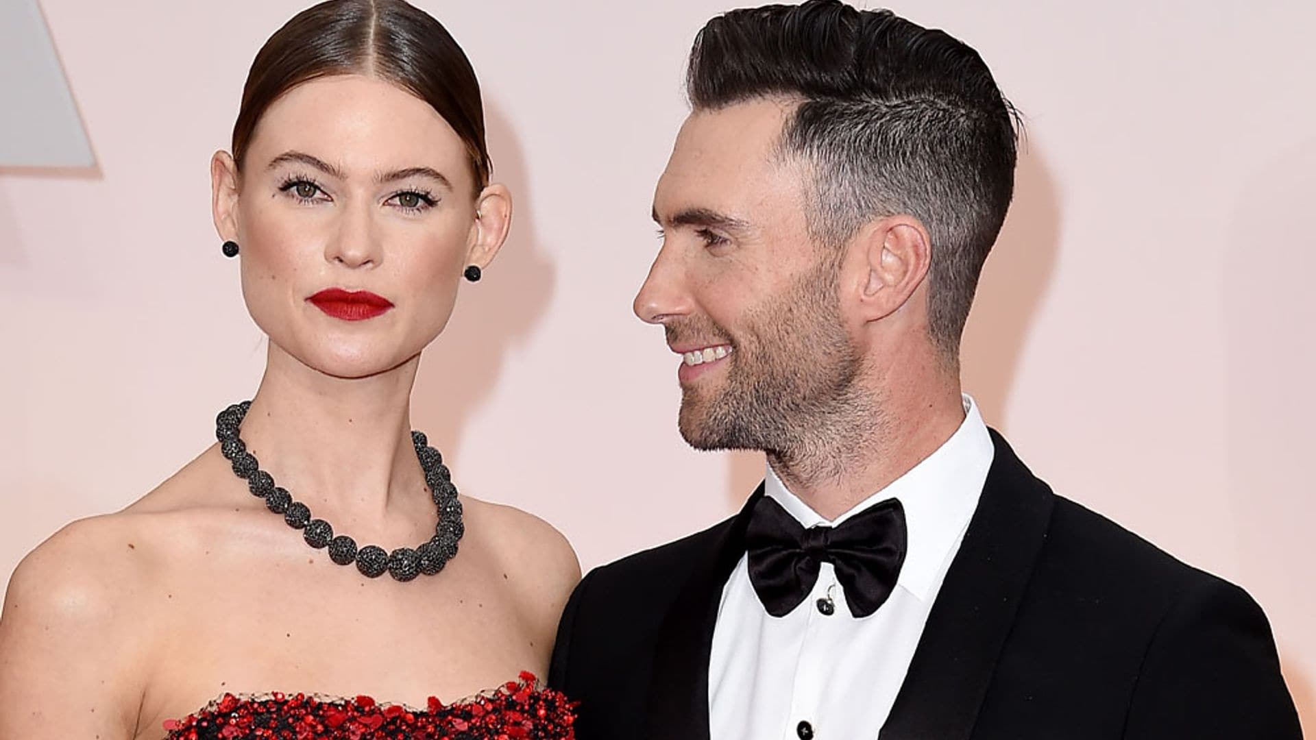 Adam Levine, Behati Prinsloo y sus hijas posan a juego con estos maxivestidos 💘