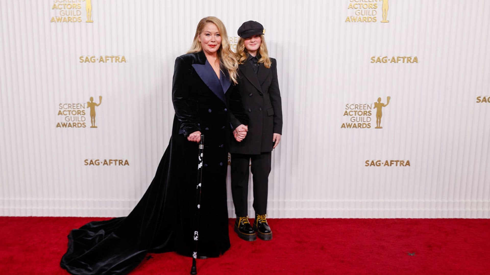 Esclerosis múltiple, la enfermedad que obliga a Christina Applegate a caminar con apoyo