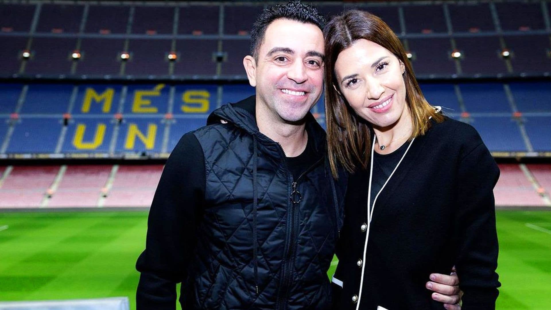 Núria Cunillera sonríe por partida doble: debut de su marido Xavi Hernández y cumpleaños de su hijo Dan