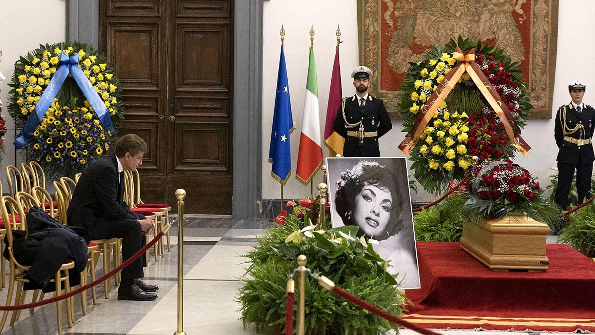 Javier Rigau, junto al hijo y nieto de Gina Lollobrigida, preside la capilla ardiente por la actriz