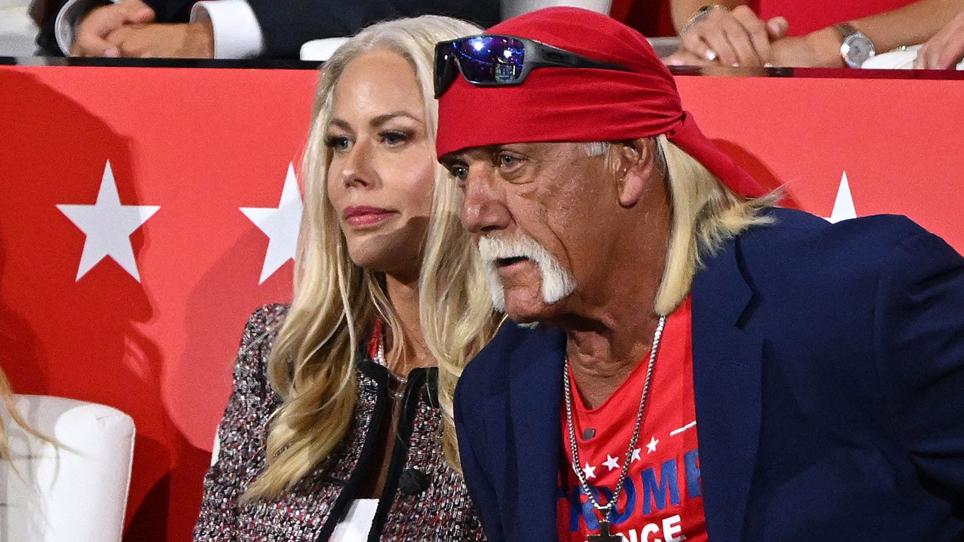 Hulk Hogan y su esposa Sky Daily en un evento político en Milwaukee, Wisconsin.