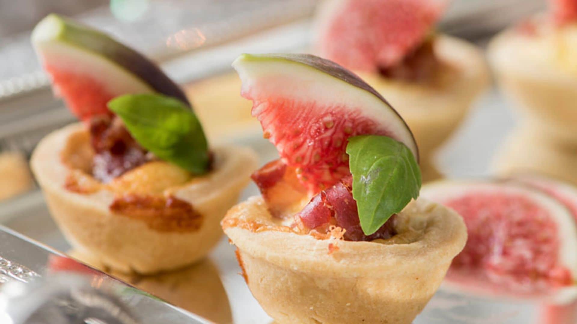 Tartaletas de paté con jamón, queso e higos frescos