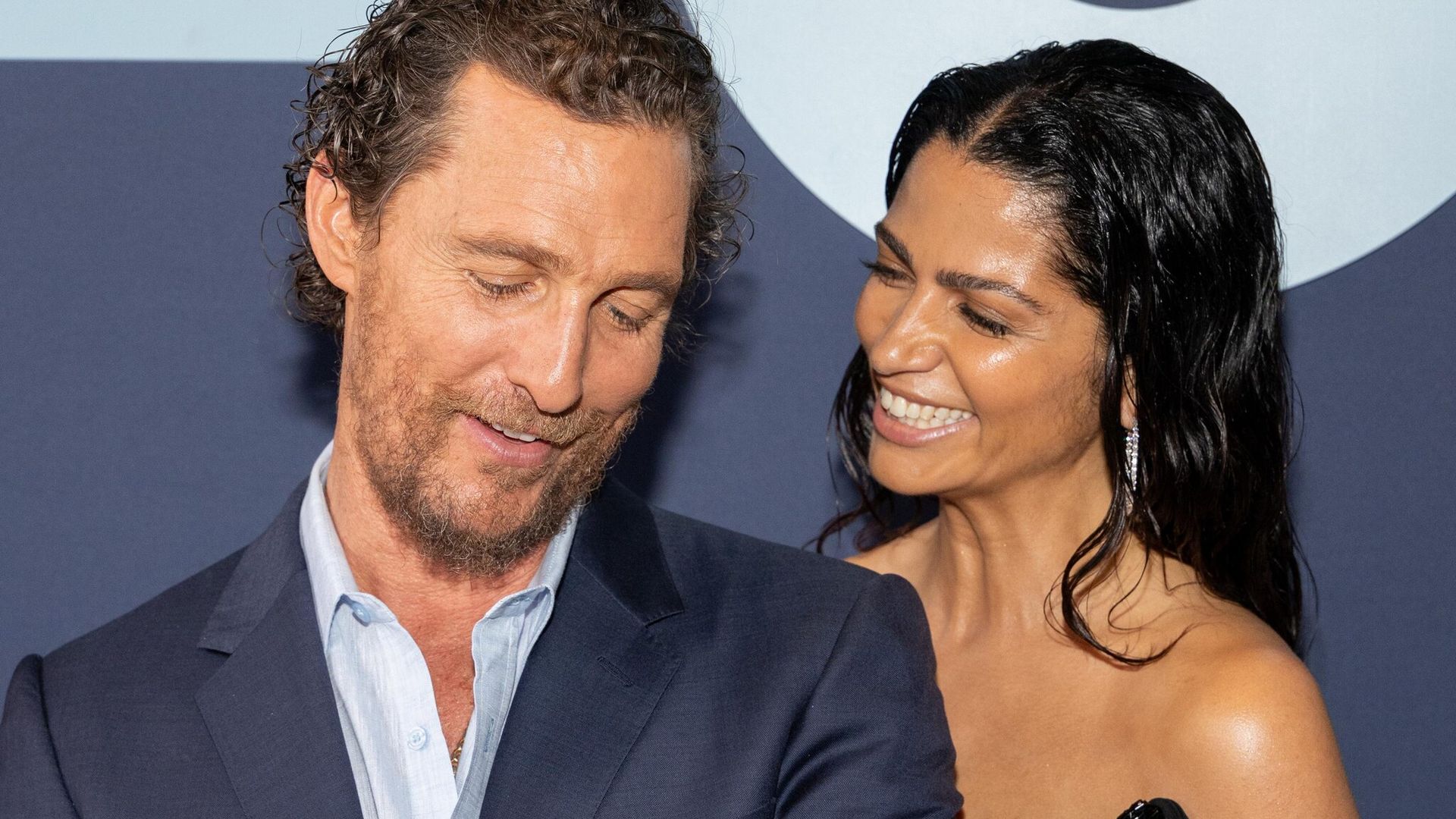 Camila Alves se suma al furor del ‘wet look’ en gala de su esposo