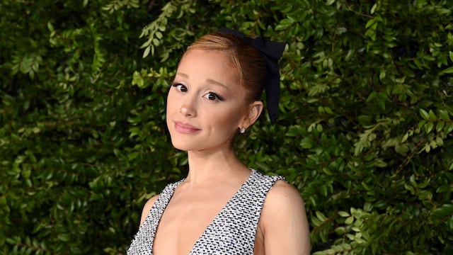 Ariana Grande en un evento de Chanel con vestido tweed