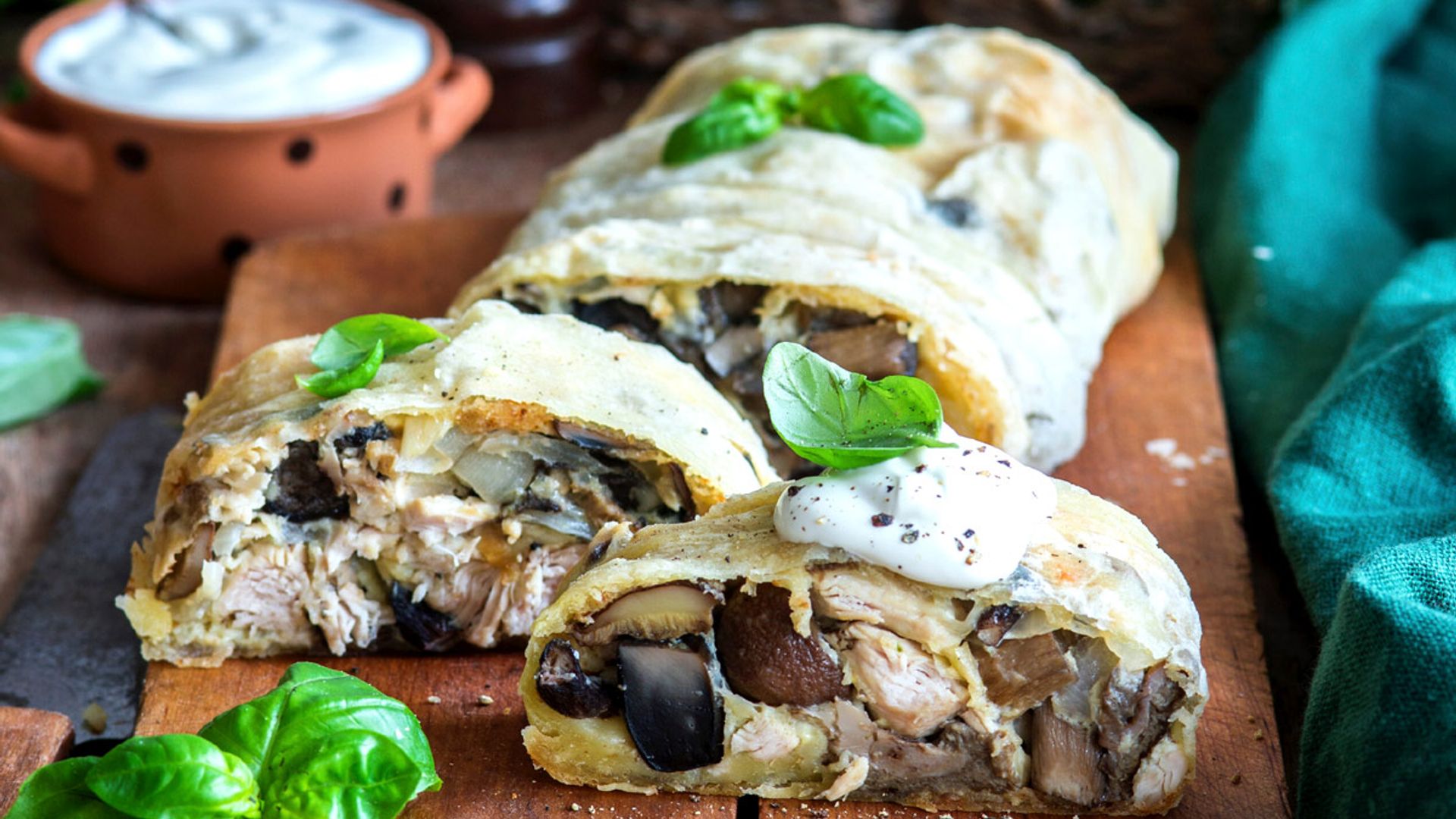 'Strudel' de pollo y champiñones con salsa de yogur