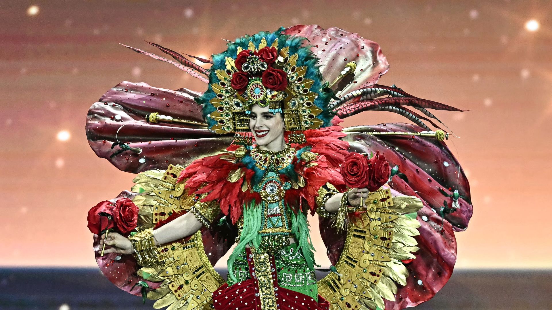 Fátima Bosch durante la pasarela de traje típico.