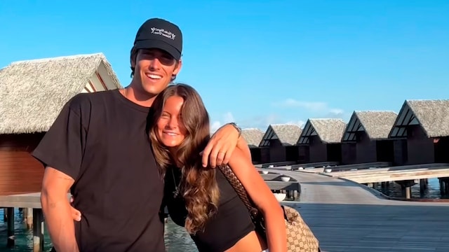 Plano entero de Bea Gimeno y Nacho Aragón en su luna de miel en Maldivas