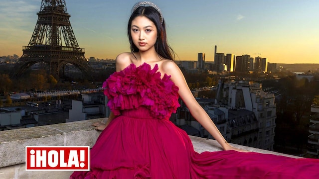 Posado de Ella Yam en el Baile de Debutantes de París 2024