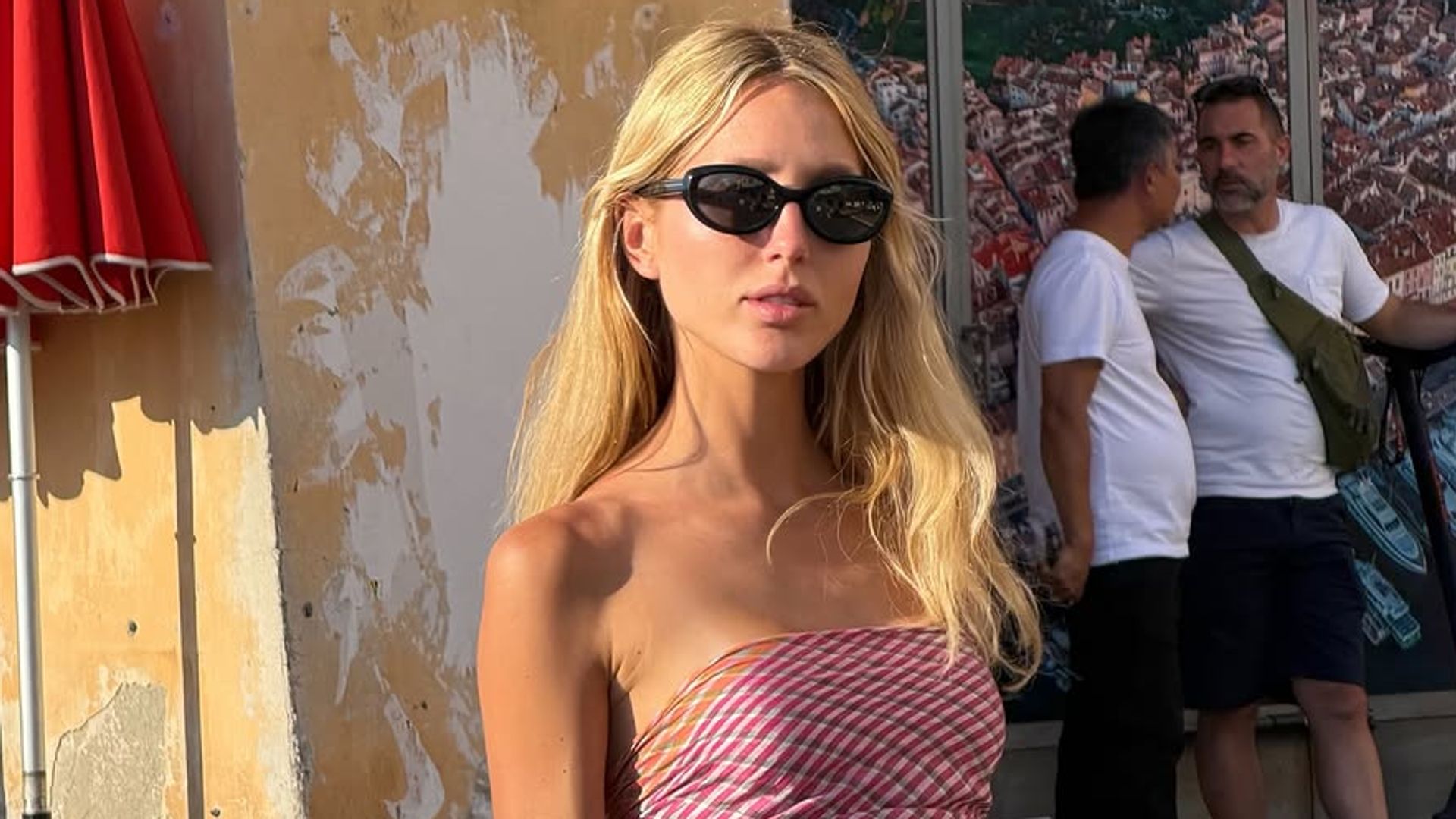 Olympia de Grecia convierte un pañuelo en el top tendencia del verano y lo combina con un cómodo pantalón de lino en Saint-Tropez
