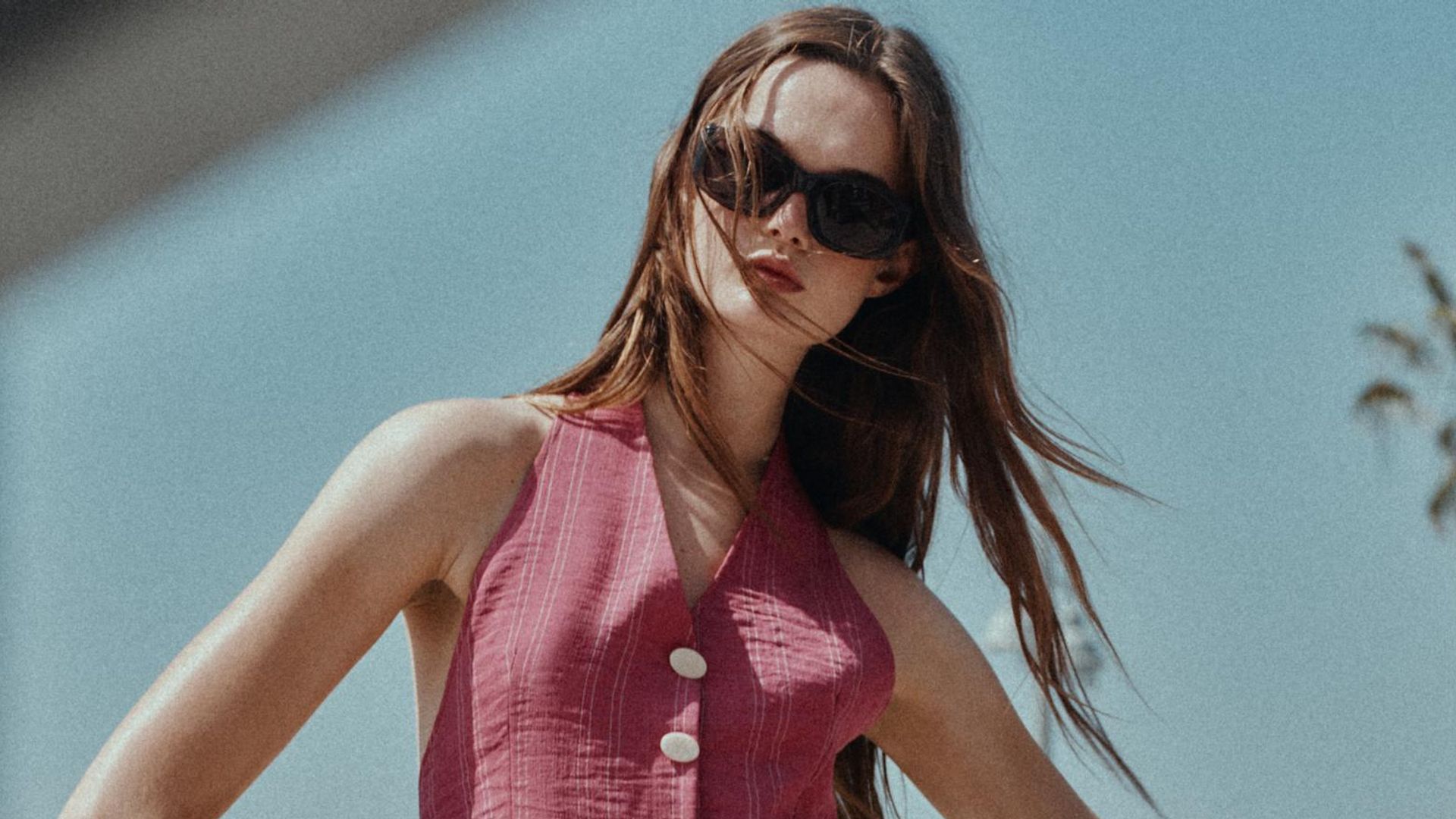 Ni blusa ni camiseta: chalecos elegantes y ligeros para combinar con todos tus pantalones y faldas