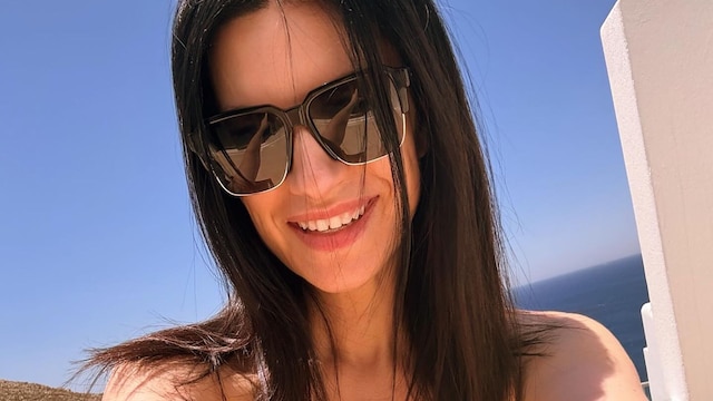 Laura Pausini lució guapísima en un traje de baño blanco durante sus vacaciones en Grecia.