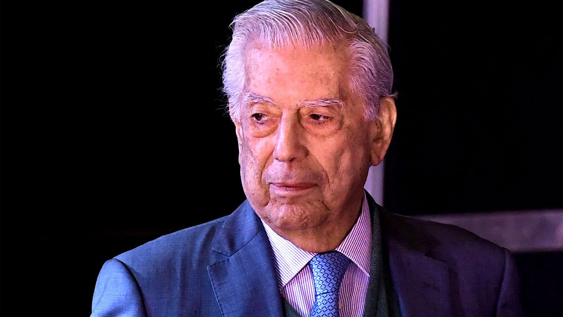 Mario Vargas Llosa cruza el charco en su primer acto público tras recuperarse del covid
