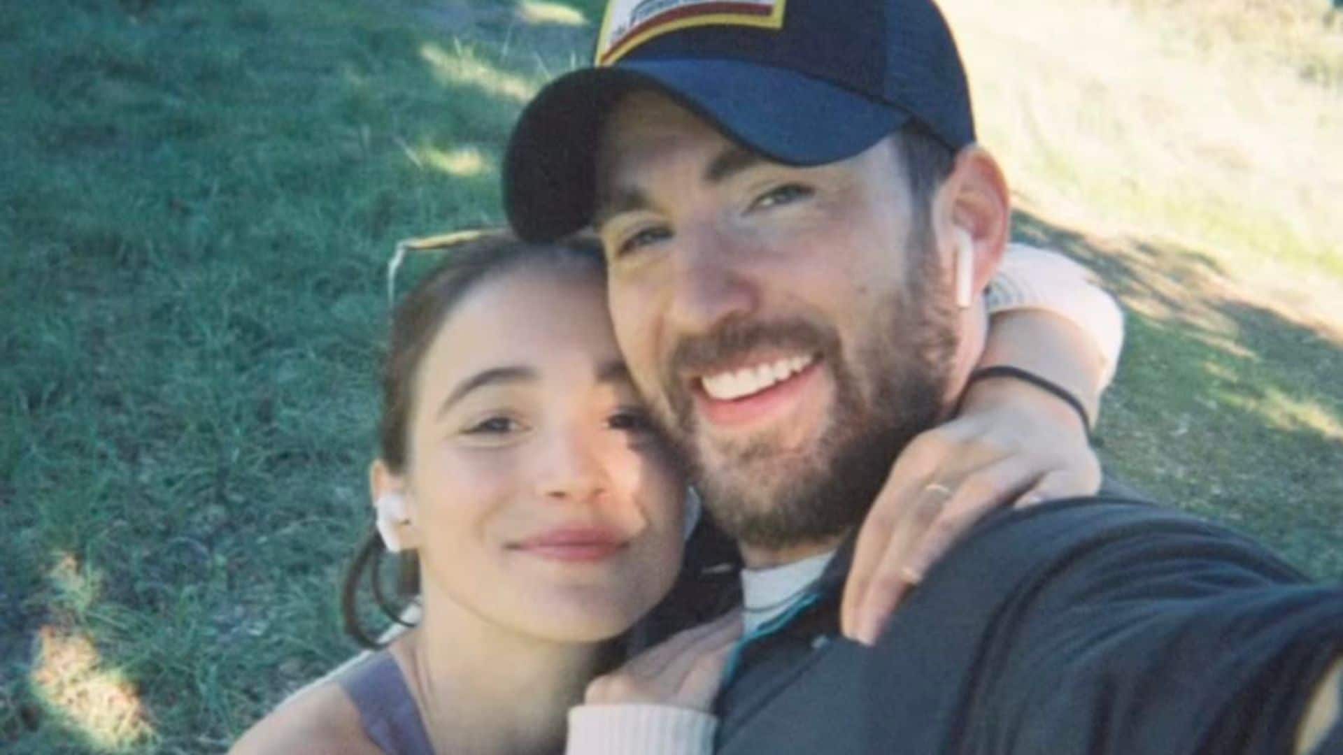 Chris Evans y su novia Alba Baptista se casaron en secreto en una íntima ceremonia