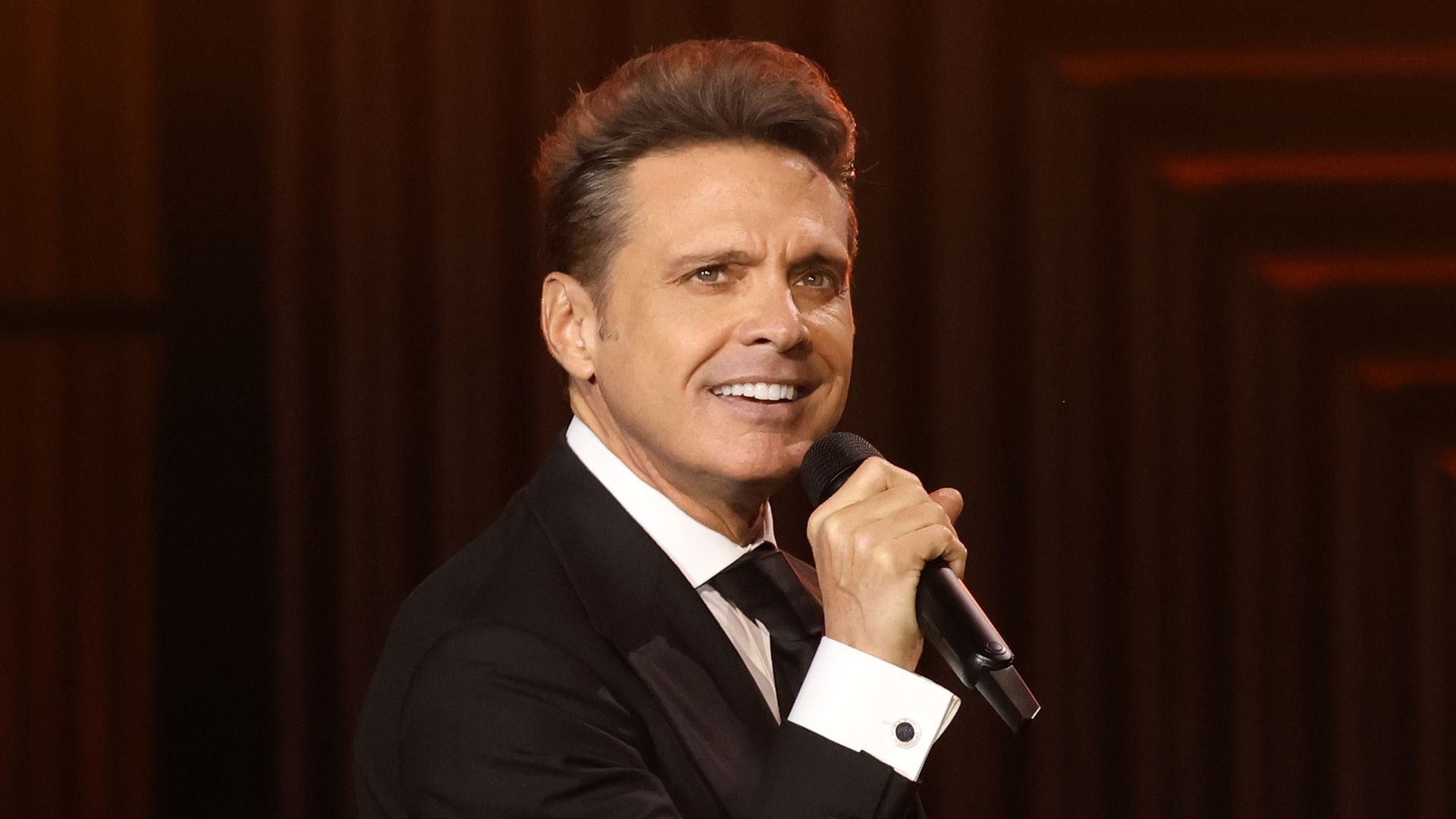 Luis Miguel reaparece guapísimo y elegante a unos días de su cumpleaños 55