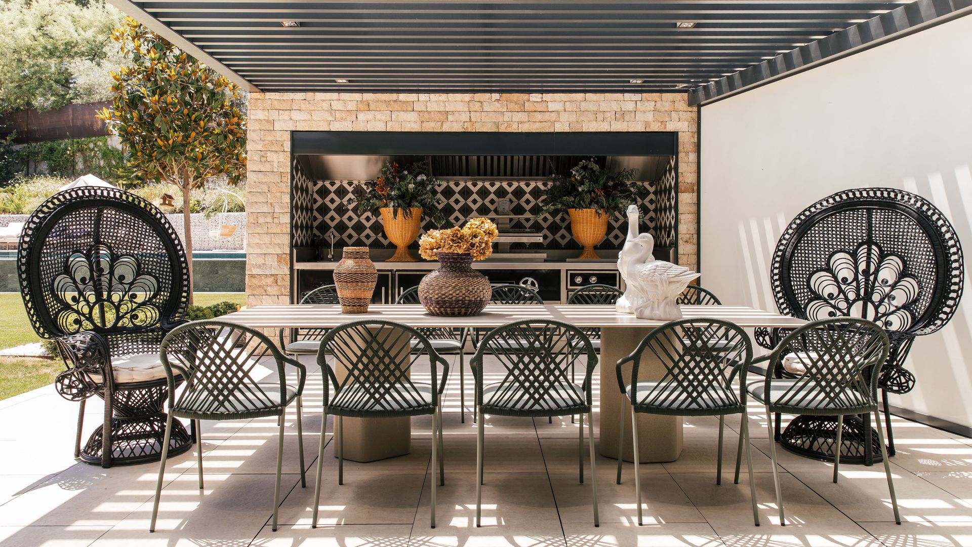 El comedor al aire libre con cocina exterior