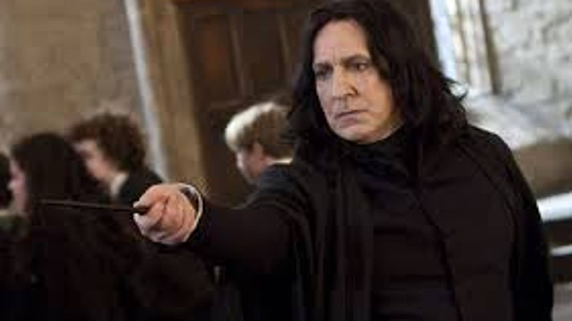 Los libros describe a Severus Snape como a un hombre pálido y delgado