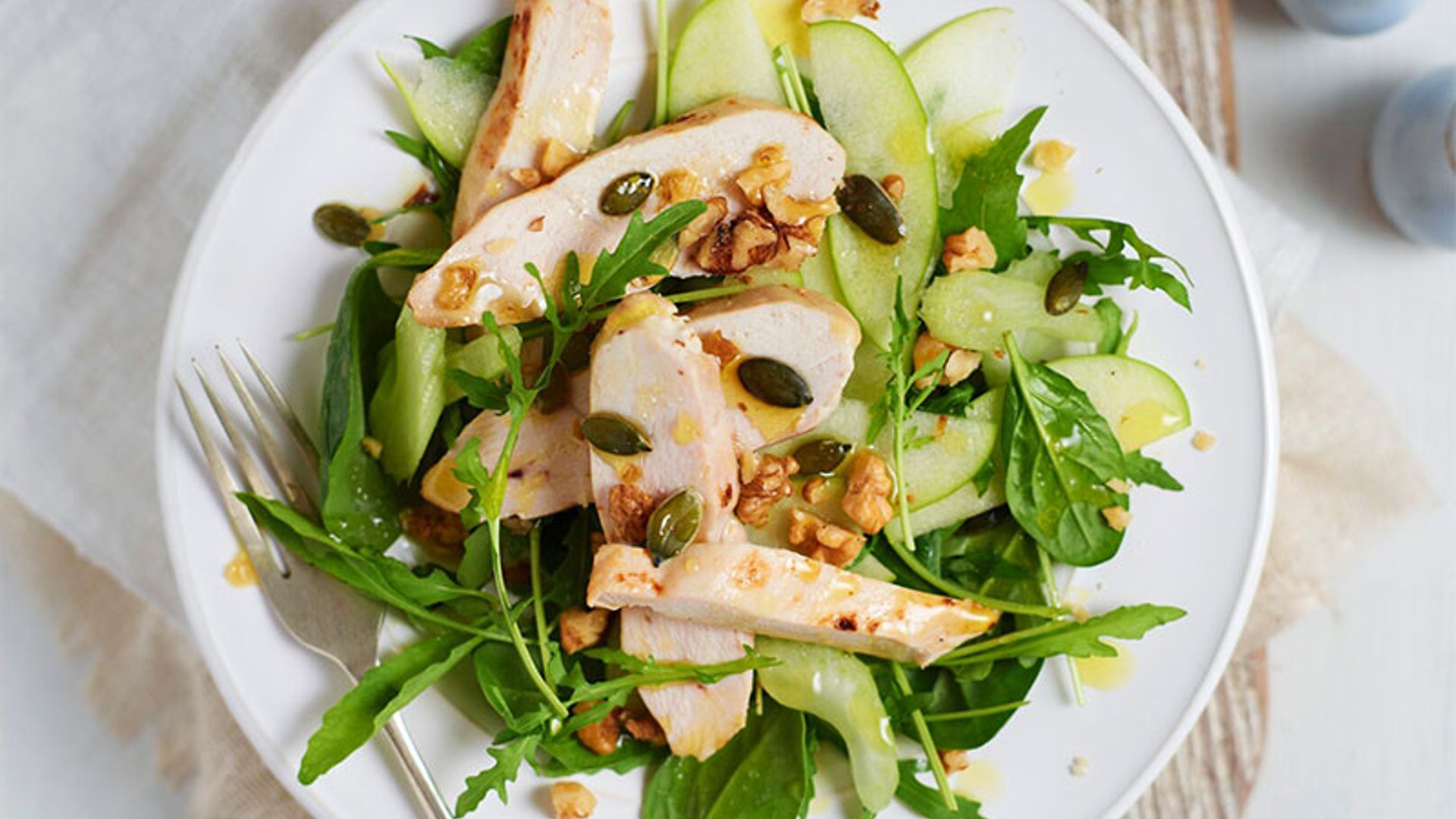 Ensalada verde con pollo, manzana, pipas y aliño de nueces
