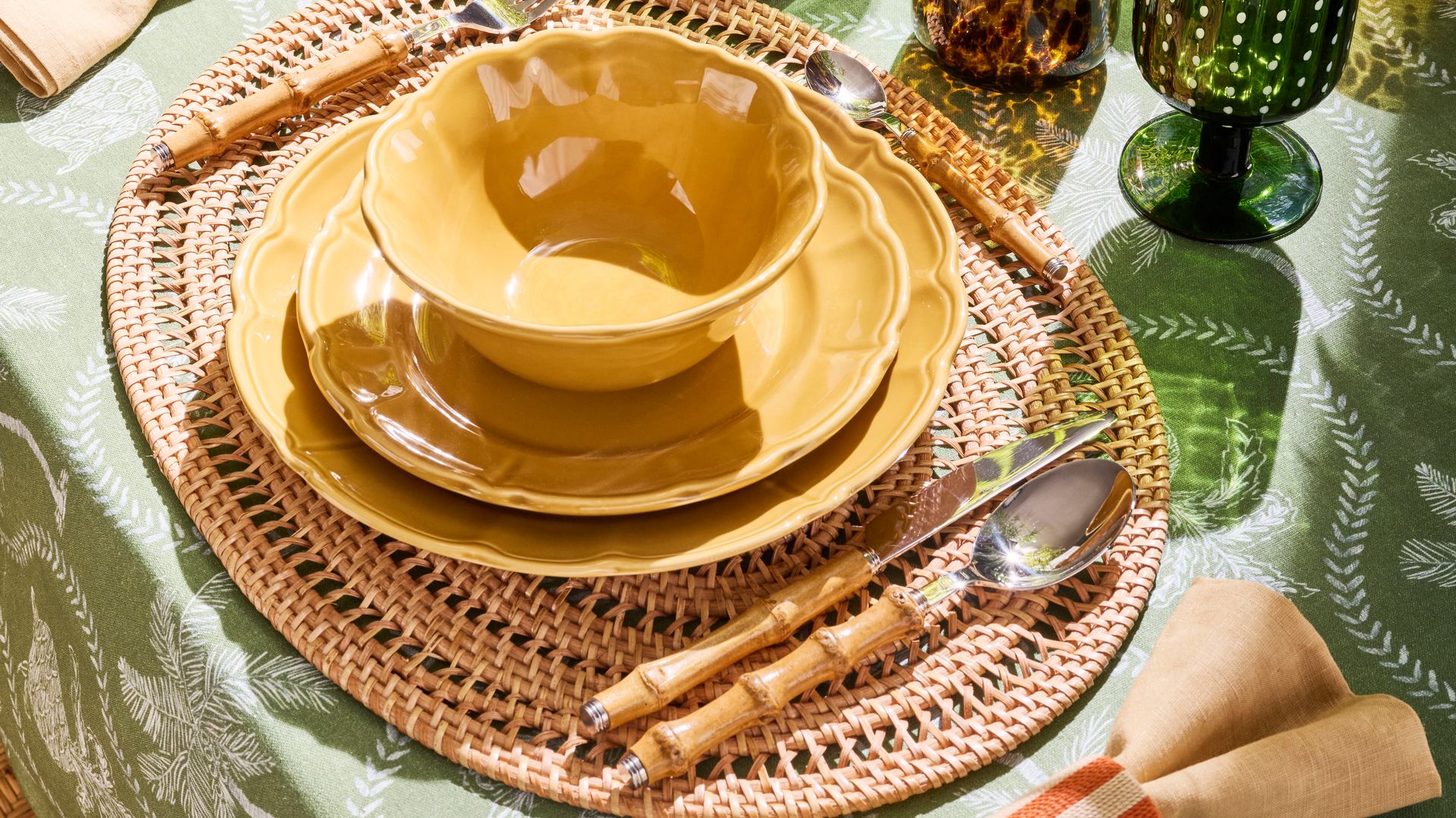 Mesa decorada en tonos naturales