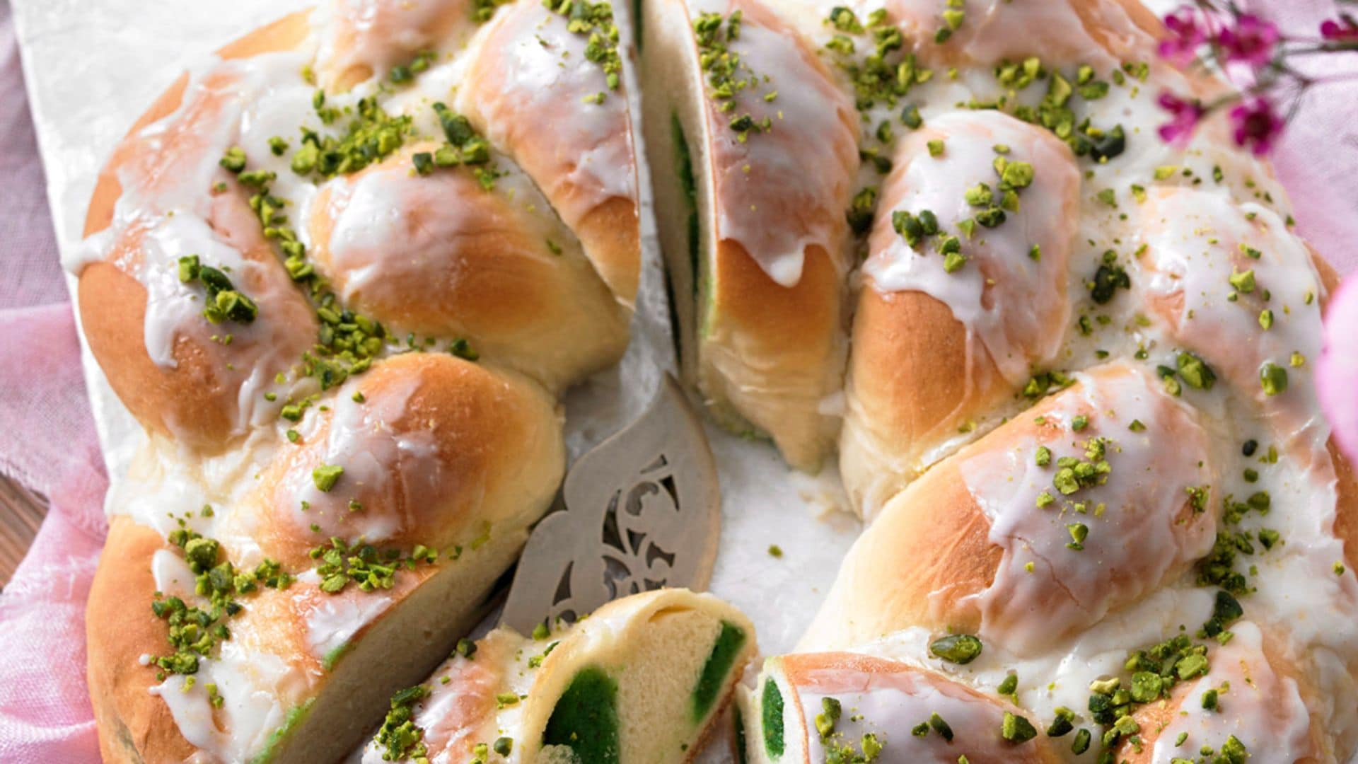 Pan dulce de Pascua con fruta y pistachos