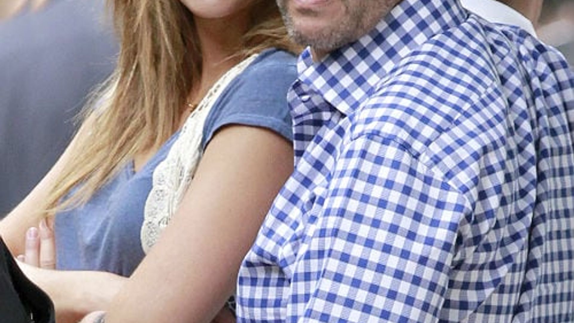 Fernando Landeros y Paola Albarrán muestran su amor por los niños